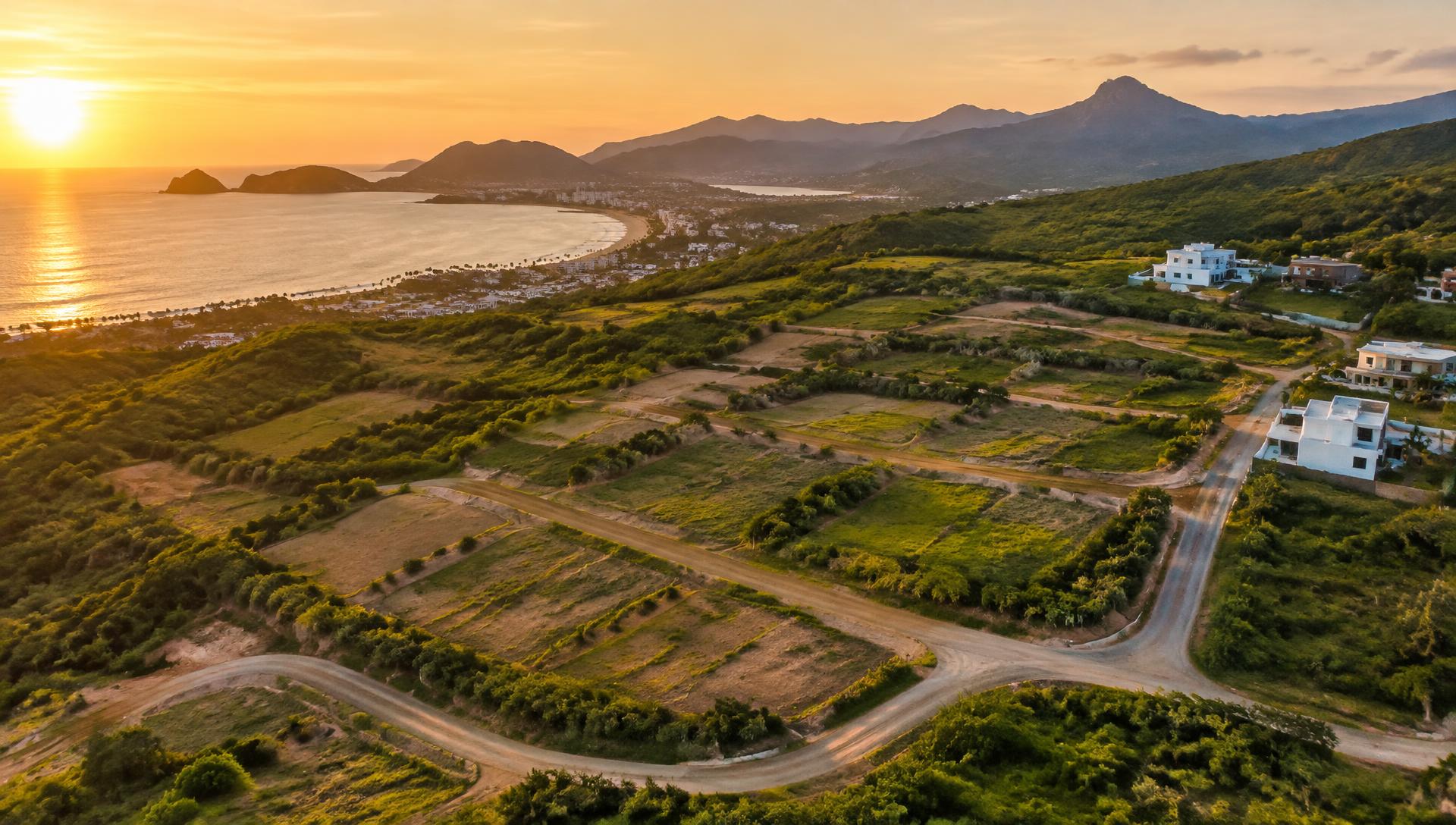 Vista aérea de lotes residenciales en laderas verdes de La Cruz, Sinaloa